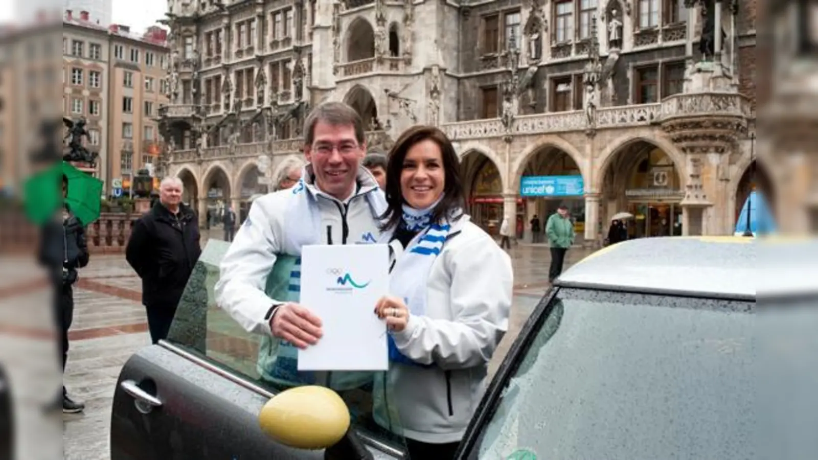 Katarina Witt und Bernhard Schwank mit dem Bid Book.  (Foto: Bewerbungsgesellschaft München 2018)