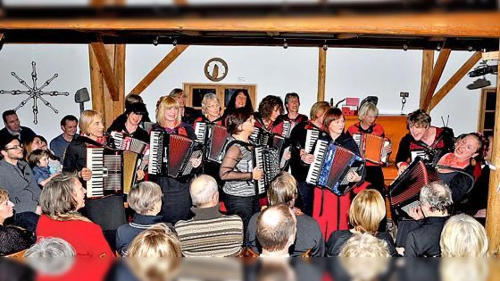 Leidenschaft pur: »Michaela Dietl und die Quetschenweiber« mahnen in einer italienischen Canzona über das Begehren, als Frau nicht in der Küche hängen zu bleiben. 	 (Foto: Sybille Föll)