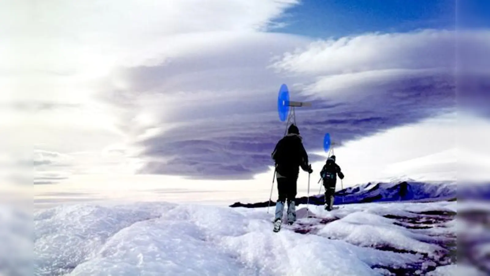 Am meisten wiegen die Akkus für die Windräder: Mit 30 Kilo Gepäck pro Person brechen die Künstler am Montag zu ihrer Tour über den isländischen Gletscher auf.	 (Foto: Privat)