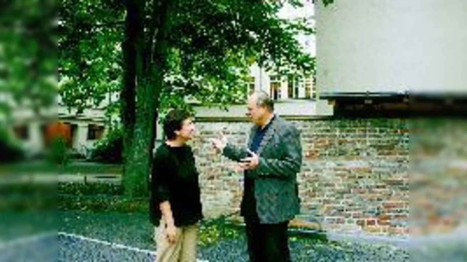 Mit dem neuen Entwurf sind Ingrid Neuner und Michael Röser gleichermaßen zufrieden.	Foto und  (Text: rme)