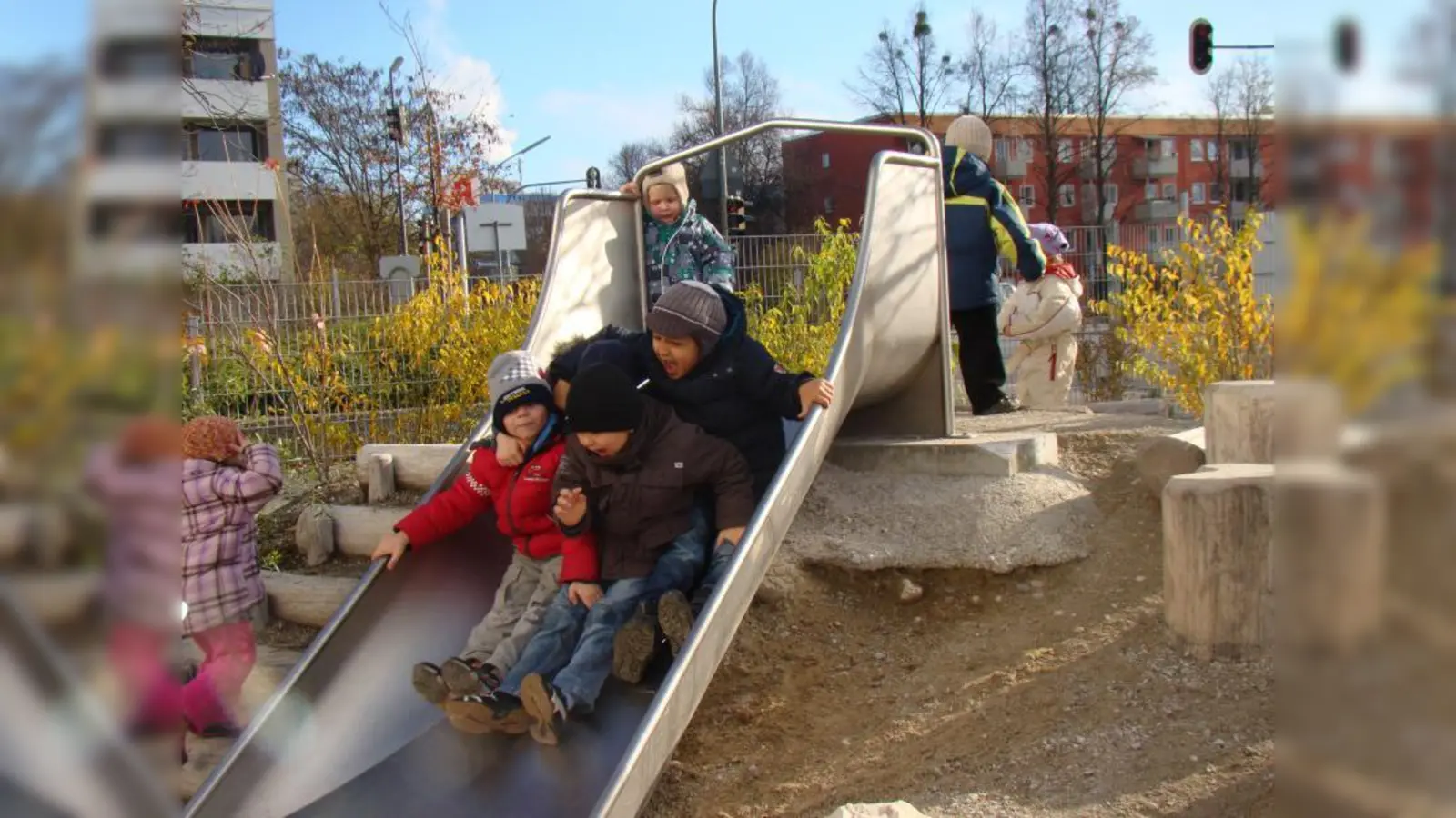 Eine ganze Bubenbande passt neben- und hintereinander auf die neue Rutsche. (Foto: pst)