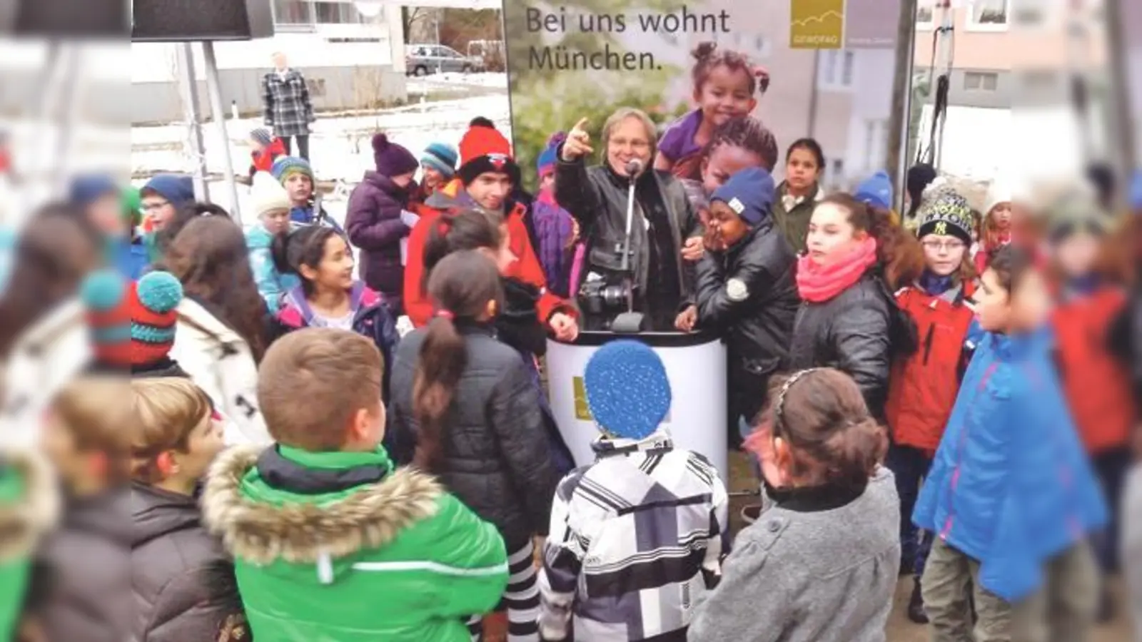 Prof. Dr. Tilo Klöck lobt die Kinder, die sich bei der Gestaltung des neuen Spielplatzes an der Ulmenstraße so viel Mühe gegeben haben. 	 (Foto: Kohnke)