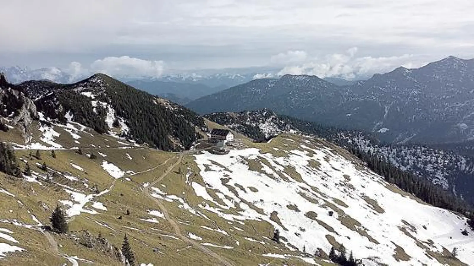 Auch das ganzjährig geöffnete Rotwandhaus (1.737 m) gehört zu den teilnehmenden Alpenvereinshütten am Online-Buchungssystem.	 (Foto: Stefan Dohl)