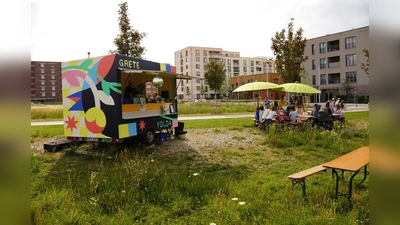 Die Grete Yolda steht auf der Wiese am Golo-Mann-Weg. (Foto: GRETE Kultur Zentrum Freiham)