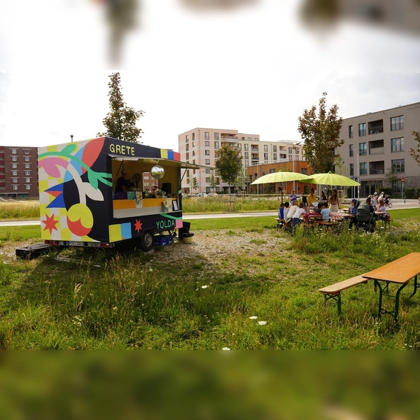 Die Grete Yolda steht auf der Wiese am Golo-Mann-Weg. (Foto: GRETE Kultur Zentrum Freiham)