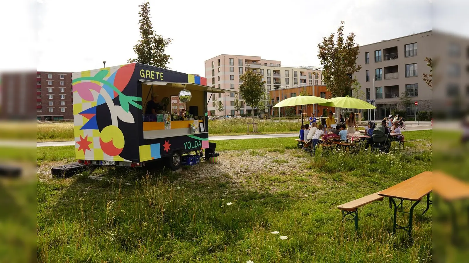 Die Grete Yolda steht auf der Wiese am Golo-Mann-Weg. (Foto: GRETE Kultur Zentrum Freiham)