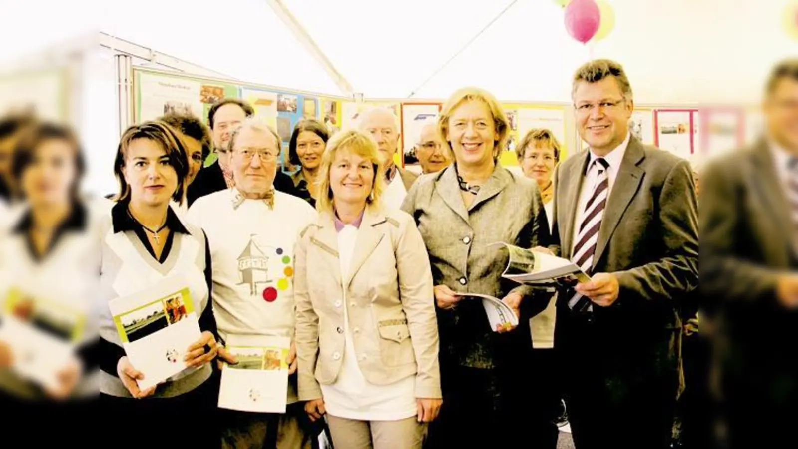Bürgermeister Edwin Klostermeier und Landrätin Johanna Rumschöttel (v. r.) zusammen mit Mitgliedern des Lenkungskreises.  (Foto: Schwarz-Mehrens)