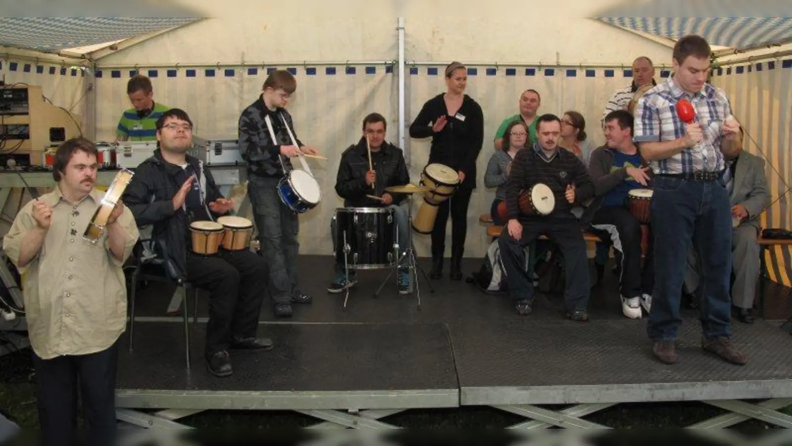 Die Beschäftigten unterhielten ihre Gäste mit Musik. (Foto: Lh)