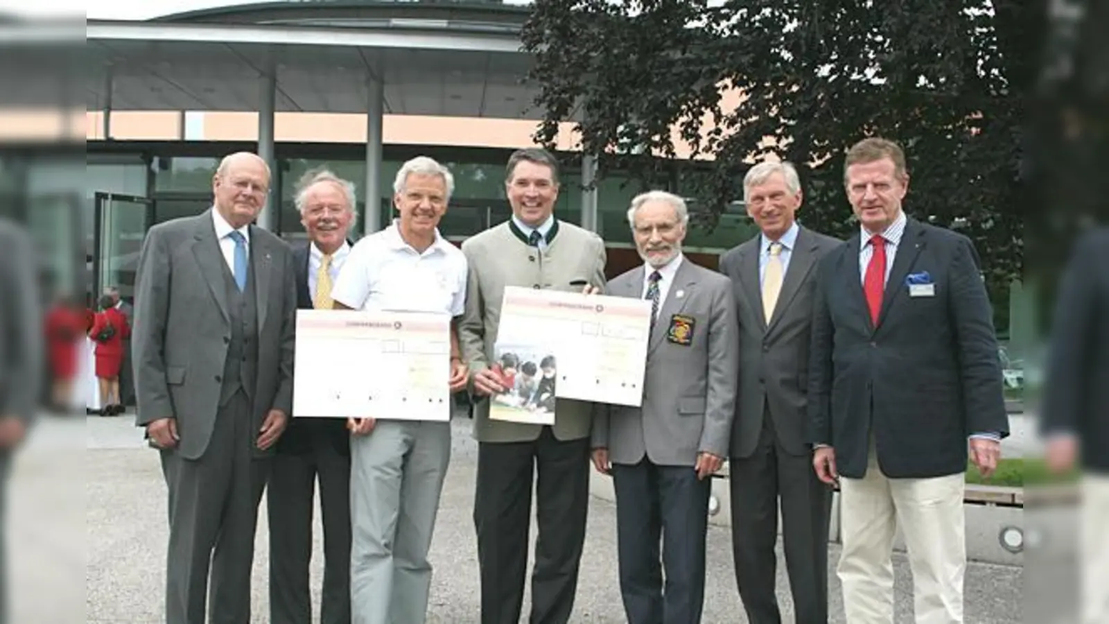 Freuten sich über den Spenden-Segen: (v. l.) Hasso Freiherr von Uslar-Gleichen, Dr. Martin Schuck, Dr. Stefan Vogel, Dr. Wolfgang Stoiber, Rotary Governor Hans Georg Fick, Dr. Frank Stenner sowie Max-Joachim Klinger. 	 (Foto: hol)
