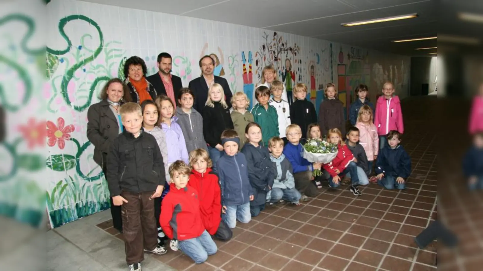 Zur Vernissage im Verdi-Tunnel stellten die kleinen Künstler aus der 2b der Grandlschule ihre Wandgemälde vor. Hinten v.l. Angela Riesner, Christa Stock, Florian Valtin, Friedrich Spieß und Ingrid Schulte-Wrede. (Foto: US)