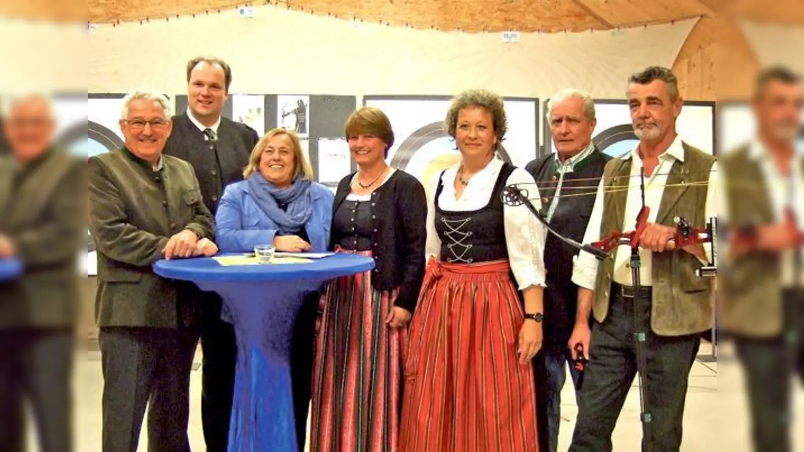 Freuen sich über die gelungene Bogenschießhalle: (v. l.): Alt-Bürgermeister Walter Gigl, stellv. Landrat Christoph Göbel, Bürgermeisterin Barbara Bogner, Petra Kapp, Susanne Maurer, Peter und Bertram Maurer.	 (Foto: Pietsch)