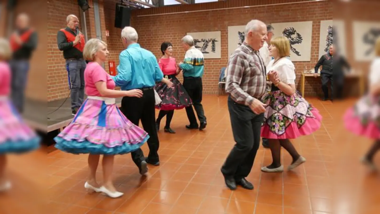 Der Caller (links) sagt die Figuren an, die Tänzerinnen und Tänzer folgen den Vorgaben. Square Dance ist in seiner Art zu tanzen einzigartig.	 (Foto: Verein)