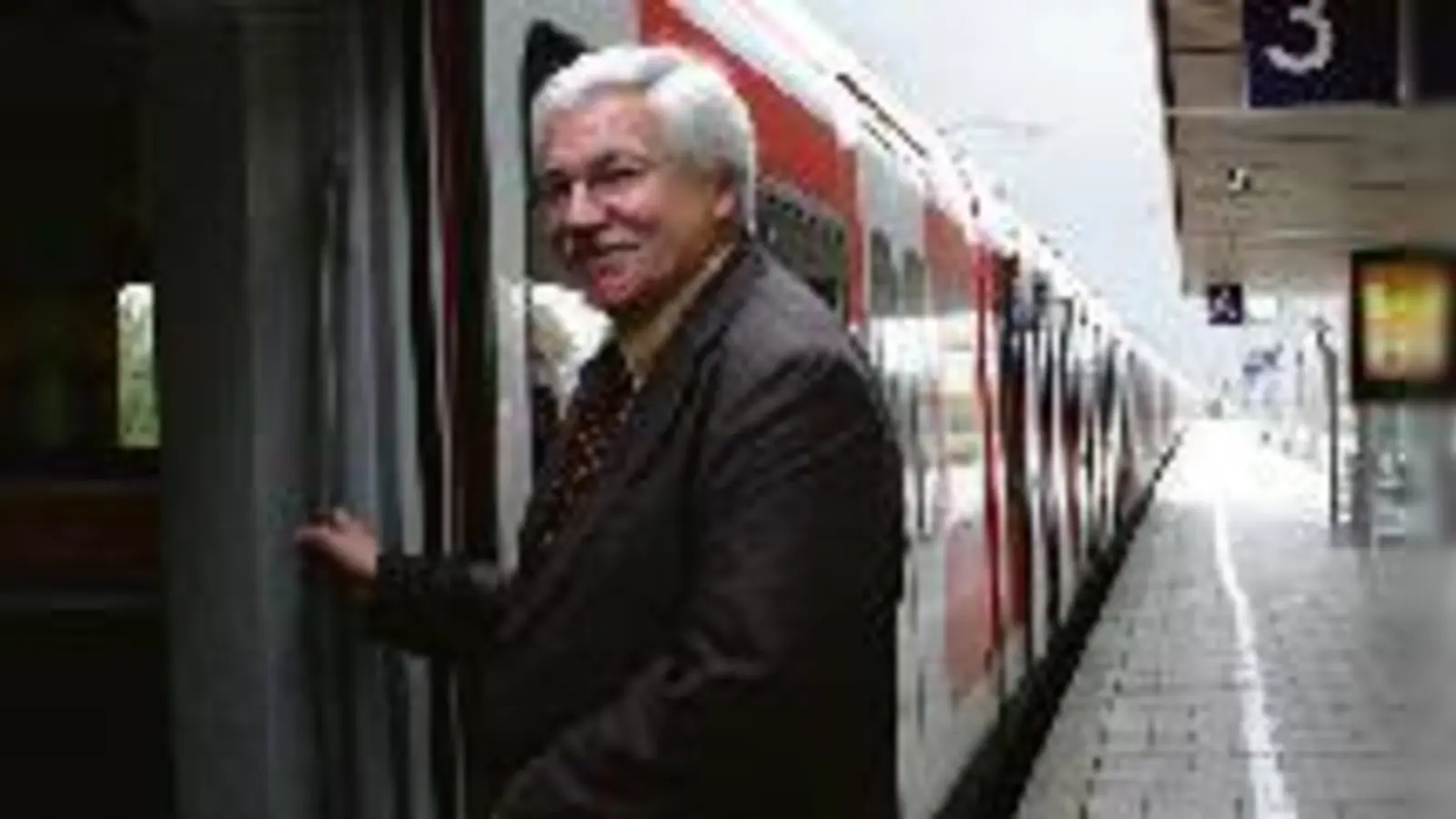 Feldkirchens Rathauschef Werner van der Weck hofft, dass mit dem »Erdinger Ringschluss« auch in Feldkirchen der S-Bahnhof umgebaut wird.  (Foto: ko)