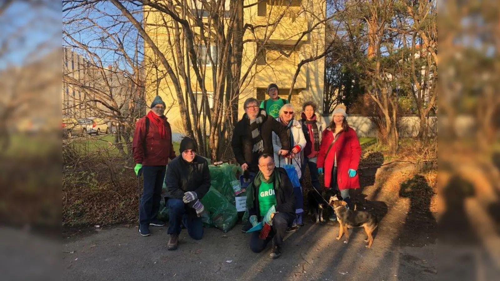Sauber! Die Laimer Grünen trafen sich zum Ramadama am Neujahrstag. Im Bild von links: Reinhard Gloggengießer und Gerhard Laub (vorne kniend), Sachindra Suri, Gerd Sternhuber, Charlotte Rennebaum, Suny Kim, Susanna March (mittlere Reihe) und Christian Hartranft (hinten). Nicht im Bild, aber aktiv dabei: Franziska Büchl. (Foto: Christian Hartranft)