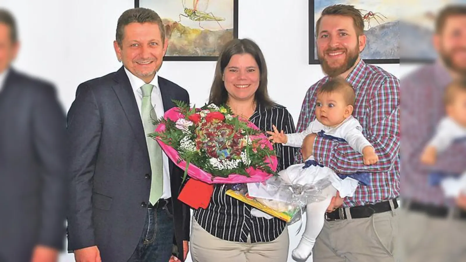Erster Bürgermeister Klaus Korneder begrüßte die junge Familie im Rathaus und wünschte Ihnen für ihre Zukunft alles erdenklich Gute.	 (Foto: privat)
