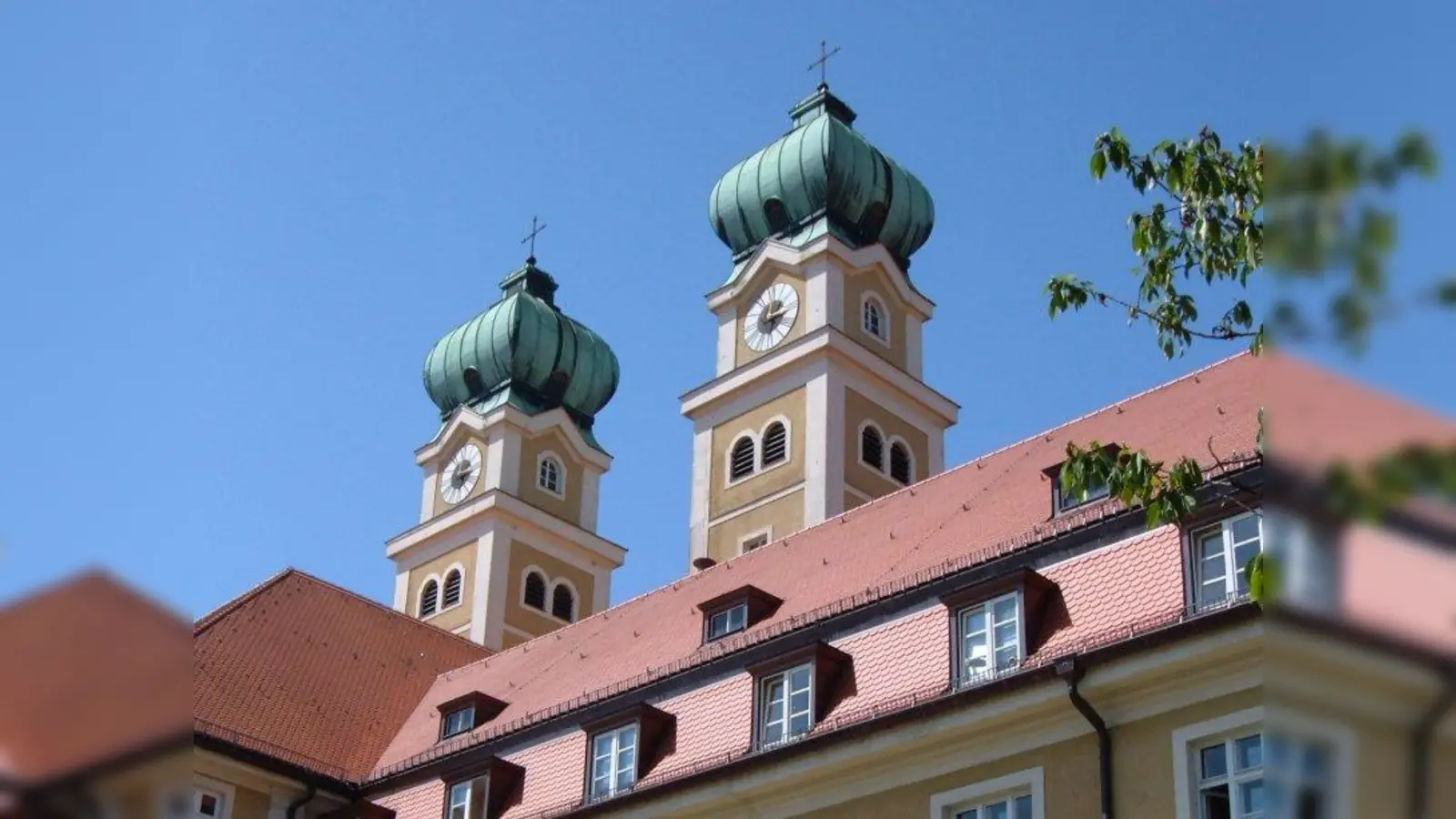 Beherbergt der barock anmutende Bau mit seinen beiden 43 Meter hohen Glockentürmen künftig ein Stadtteilzentrum? (Foto: ah)