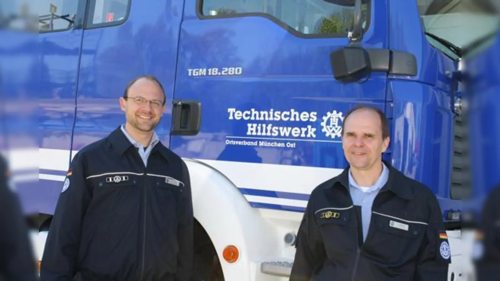 Ernst Meister (re.) und Ortsverbands-Sprecher Christian Köpke (li.) auf dem Gelände des THW München Ost in Perlach. 	 (Foto: js)