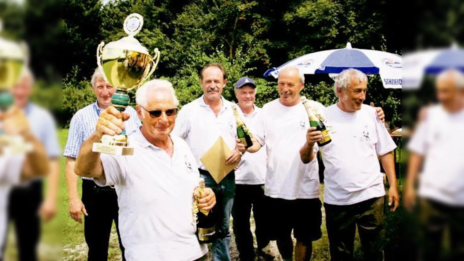 Spielführer Gerhard Holzhauser präsentiert seinen Pokal.	 (Foto: VA)