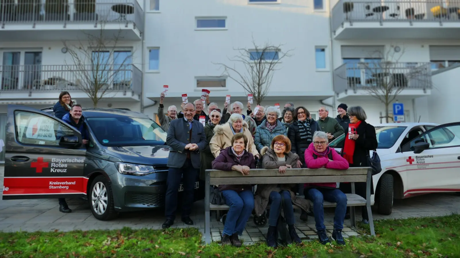 Die Bürgerstiftung Starnberg überreichte 5.000 Euro an „Gauting hilft”. (Foto: BRK)