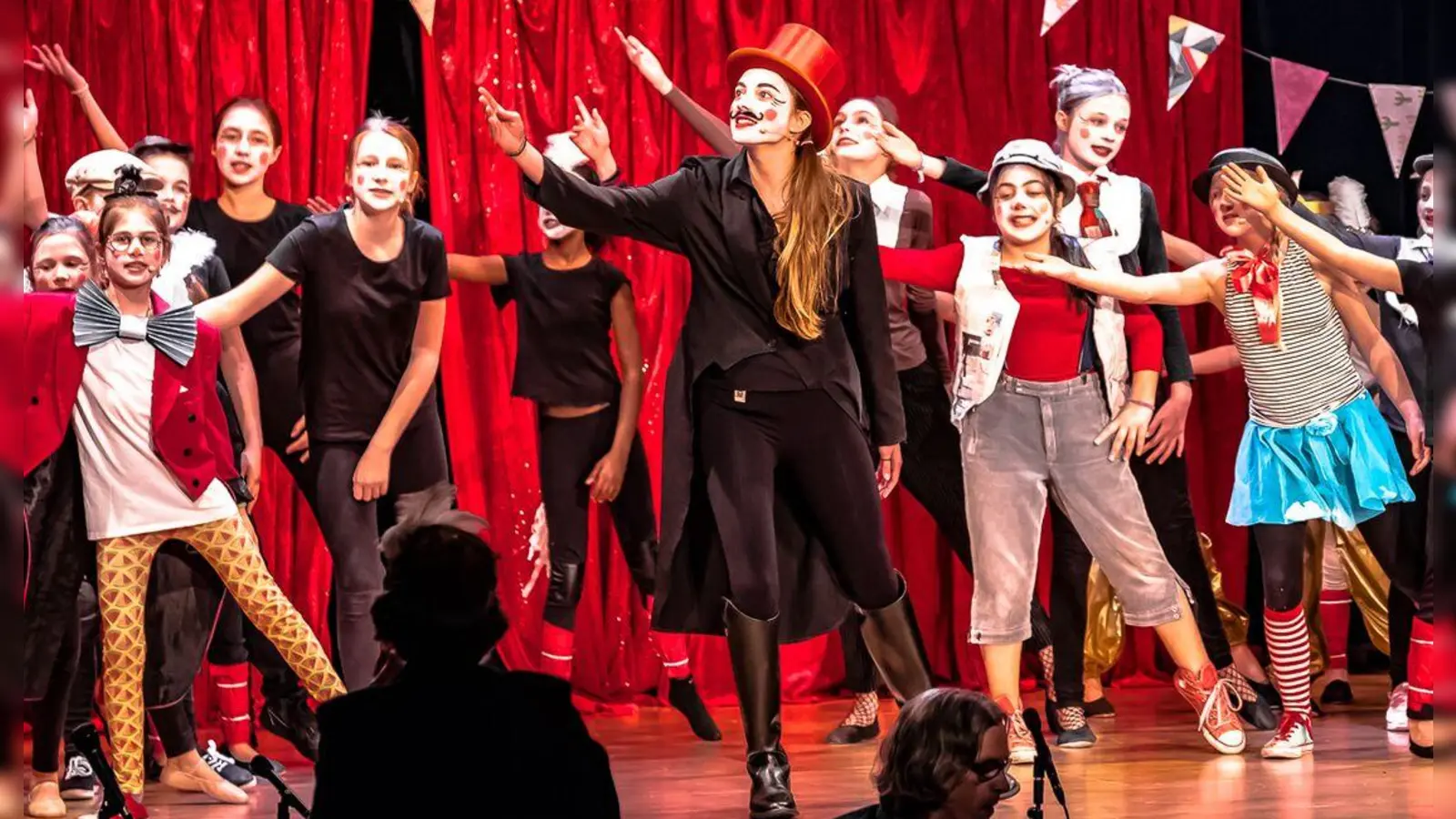 26 junge Schauspielerinnen und Schauspieler zeigen das Musical „Circus Furioso“. (Foto: Andy Schweiger)
