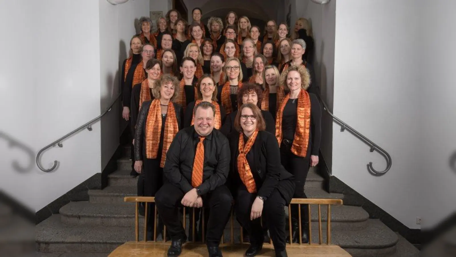 Den Frauenchor der Polizei München gibt es seit fünf Jahren. Evi Haberberger (vorne rechts) hat die Chorleitung übernommen. Begleitet werden die Damen von Pianist Gregor Wossilus. (Foto: Andreas Jäger)