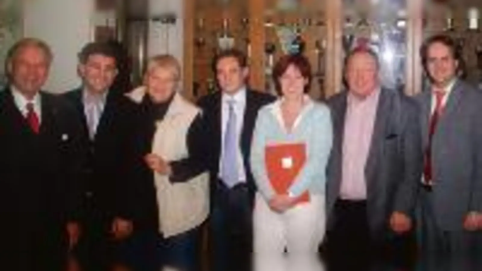 v. li.: MdL H. Memmel, Stadtrat Y. Fincan, BA-Chefin M. Salzmann-Brünjes, Stadtrat I. Mittermaier, Jubilarin Iris Bender-Zwicklbauer, Rathaus-Fraktionschef H. Schmid und Ortsvereinsvorsitzender M. Rinderspacher. 	 (Foto: Privat)