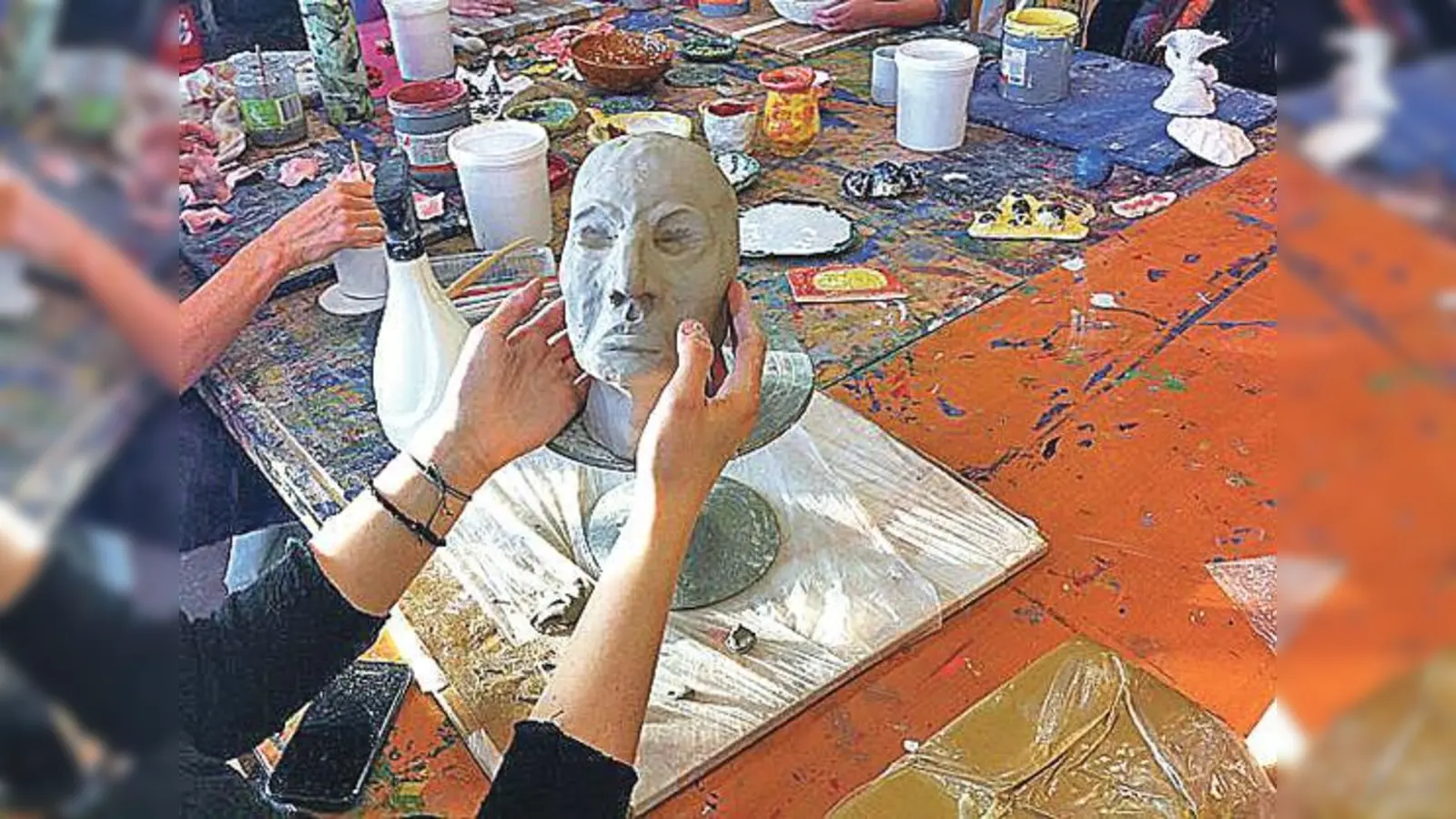 In der Grünwerkstatt der Messestadt-Riem gemeinsam mit Gabriella Eger töpfern. 	 (Foto: VA)