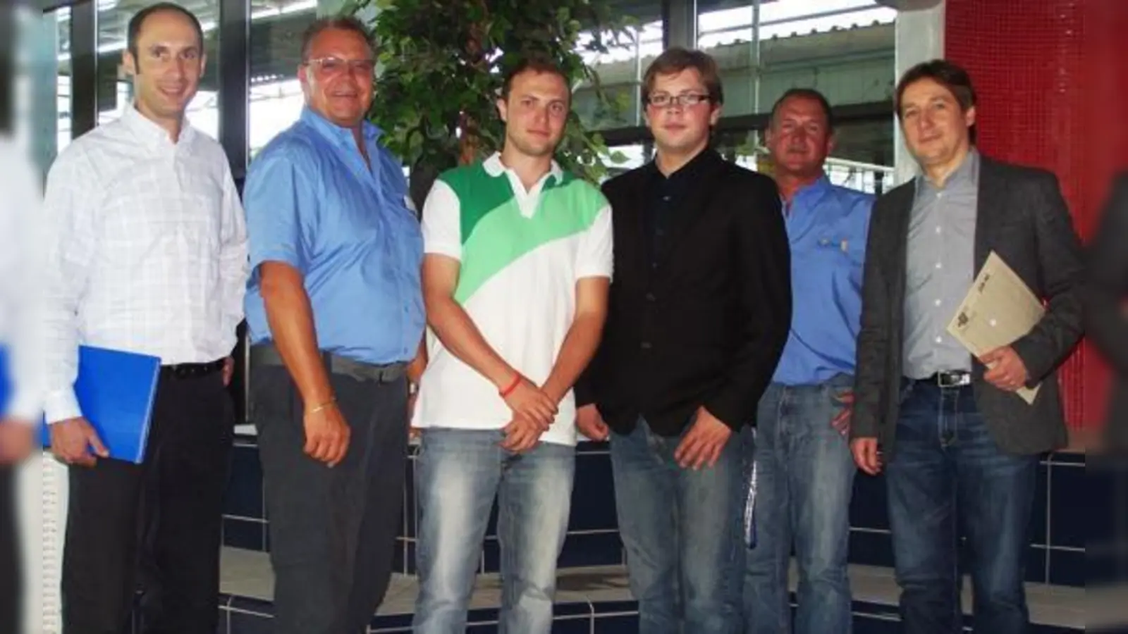 Alfred Hadler und Christian Kunz gratulierten Leo Rieth und Alexander Myzin (v.l.). Erfolg wünschen  auch Andreas Mohr (re.) und Klaus Friedrich.	 (Foto: VA)