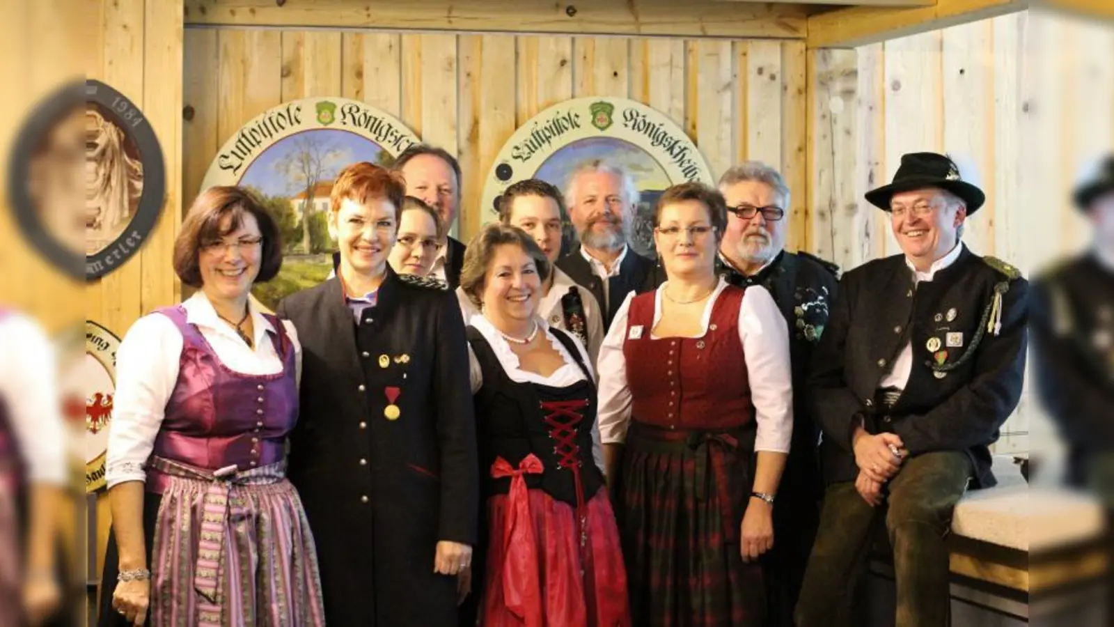 Geehrt wurden v.l. Traudl Gschwendtner, Angelika Simon, Andrea Hausner, Heinz Pusch, Isabelle Meißner Martin Steet, Carl Göppel, Kerstin Steet, Axel Görle und, Poldi Simon. (Foto: Germania Gauting)