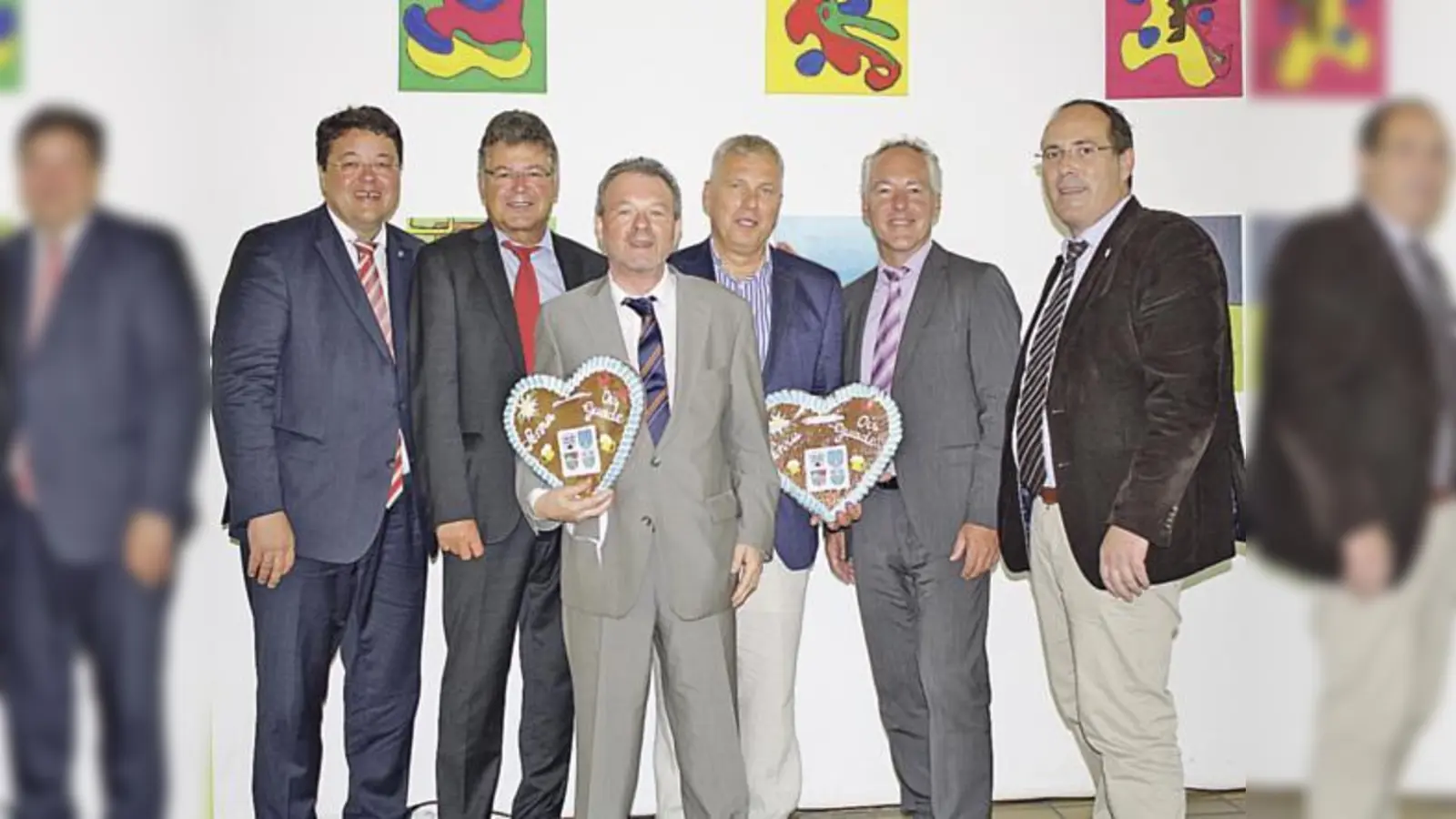 Die vier Bürgermeister verabschieden den Rektor Karl Spreng in den Ruhestand, ebenso wie den scheidenden langjährigen Konrektor Martin Förster: v.  (Foto: Thomas Loderer, Edwin Klostermeier, Karl Spreng, Martin Förster, Günter Heyland und Dr. Stefan Straßmair)