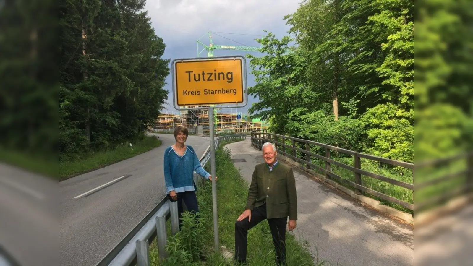 Dr. Wolfgang Behrens-Ramberg und Lucie Vorličková von der Tutzinger Liste vor dem endlich verlegten Ortsschild. (Foto: Tutzinger Liste)