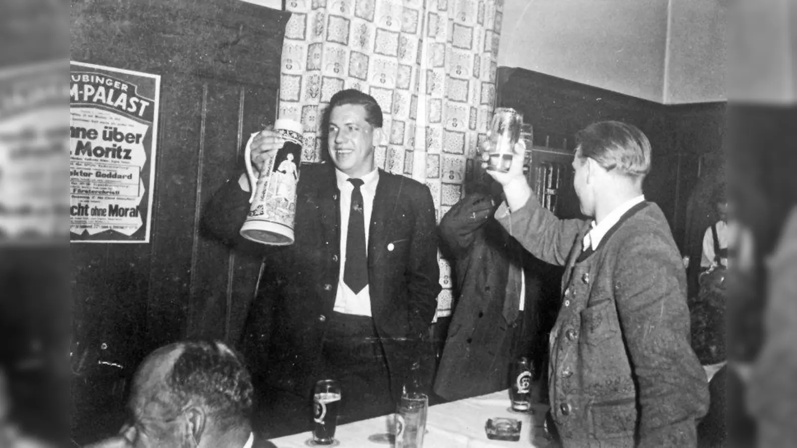 Hoch den Maßkrug und immer ein Lächeln auf den Lippen - die gute Stimmung im Burschenverein hat den Aubingern viele Freunde eingebracht. (Foto: Burschenverein)