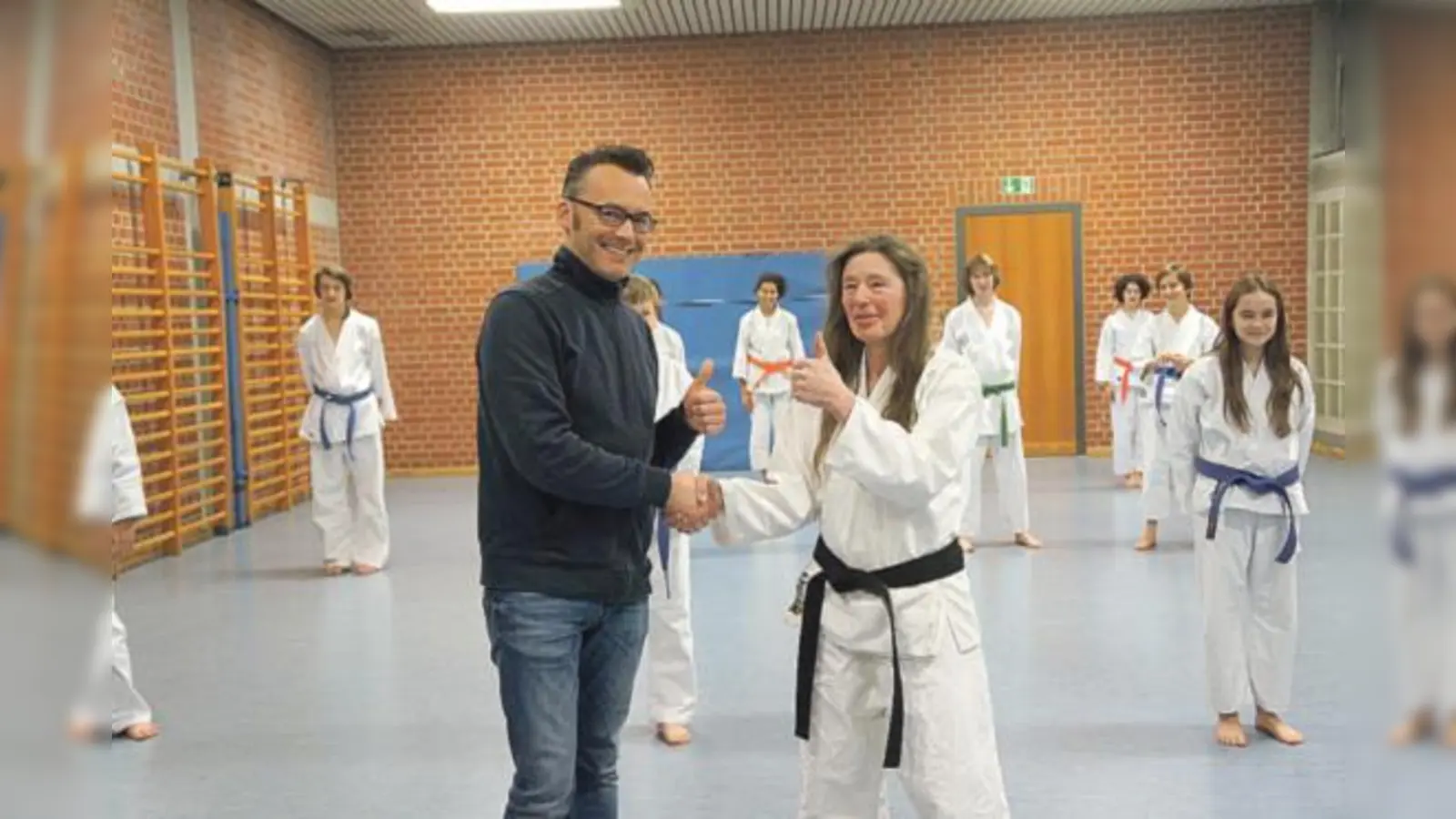 Sozialpädagoge Florian Stumme freut sich über Projekte wie das Angebot der Karateabteilung des TSV Turnerbund, hier mit Marianne Smigielski.  (Foto: hw)