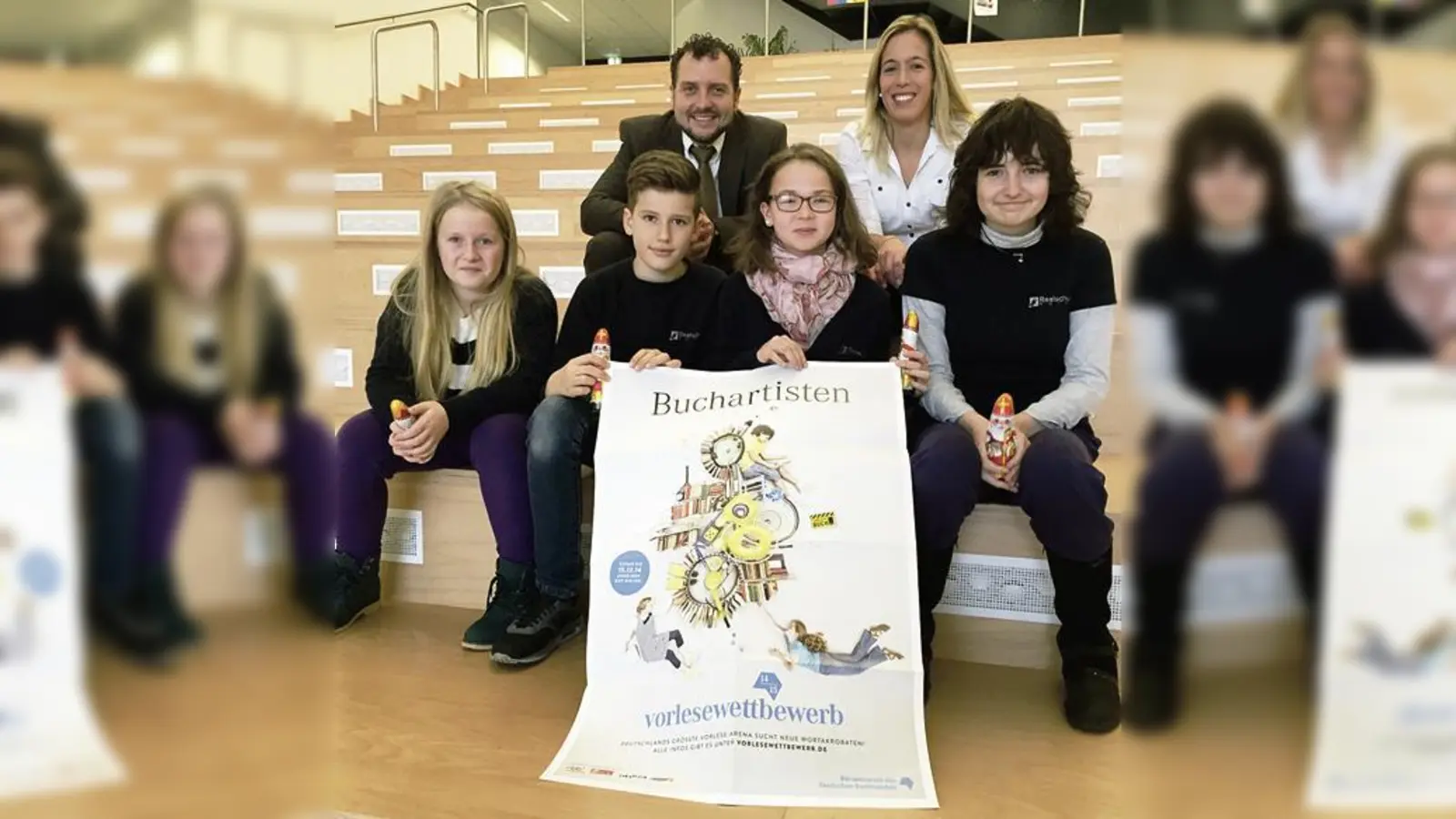 Von links nach rechts: Luisa Hufschmid, Markus Irl, die Siegerin Antonia Finauer und Gabi Rocci. Darüber Schulleiter Matthias Wabner und Deutschlehrerin Tanja Rüger.	 (Foto: Staatliche Realschule Poing)
