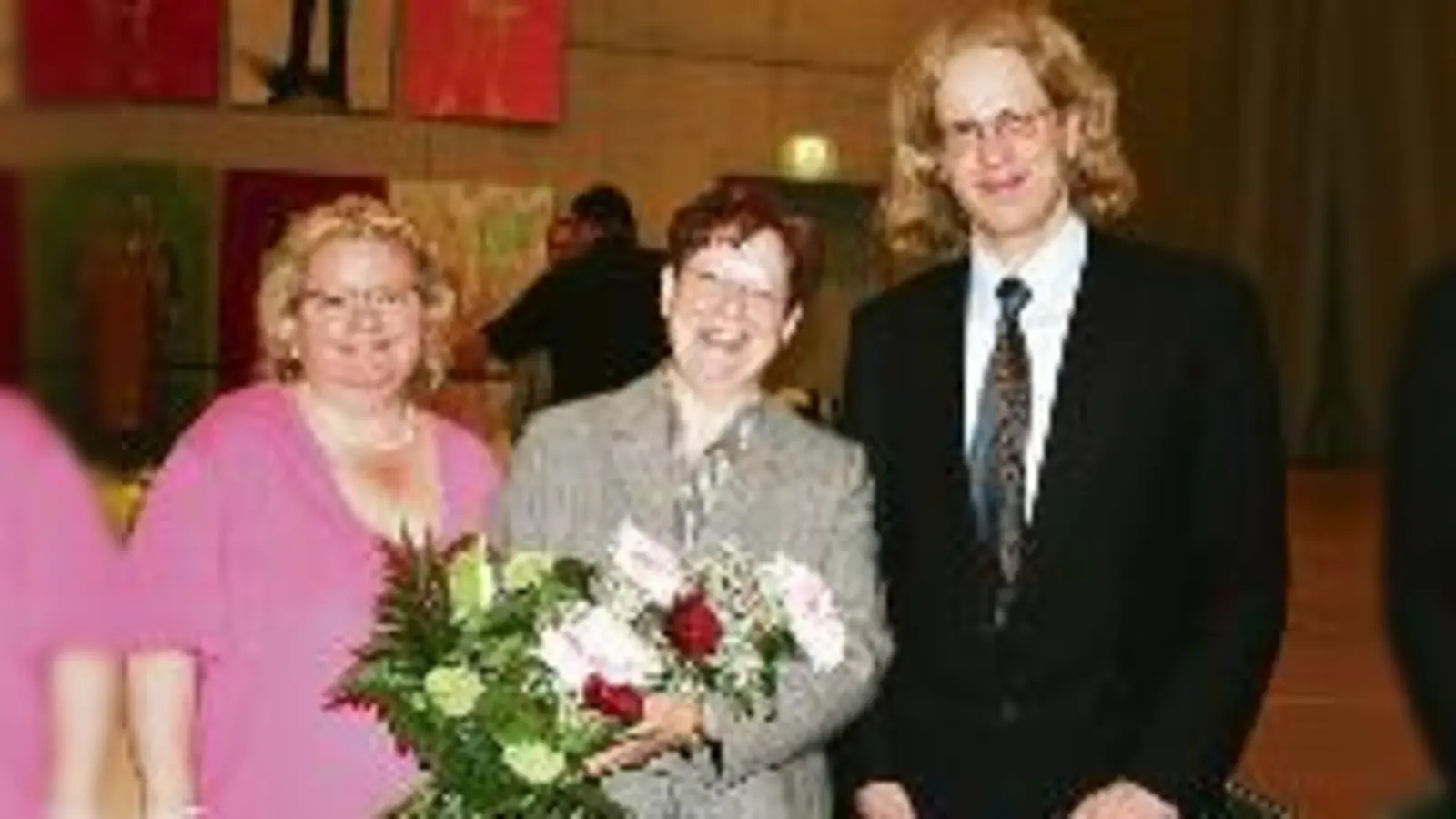 Drei freuen sich: Antonie Thomsen, SPD (Mitte) hat wieder den BA-Vorsitz für den 11. Stadtbezirk inne. Ihre Stellvertreterin ist nun die bisherige zweite Stellvertreterin, Christina Hörl (SPD).  	 (Foto: em)