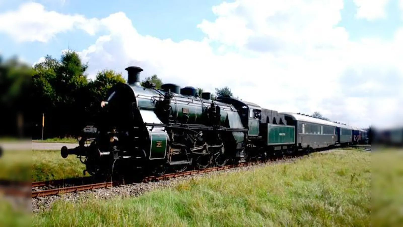 Bildunterschrift(en): Bei den München-Rundfahrten am Zug: Die beiden ältesten betriebsfähigen Schnellzugdampflokomotiven Deutschlands.  (Foto: VA)