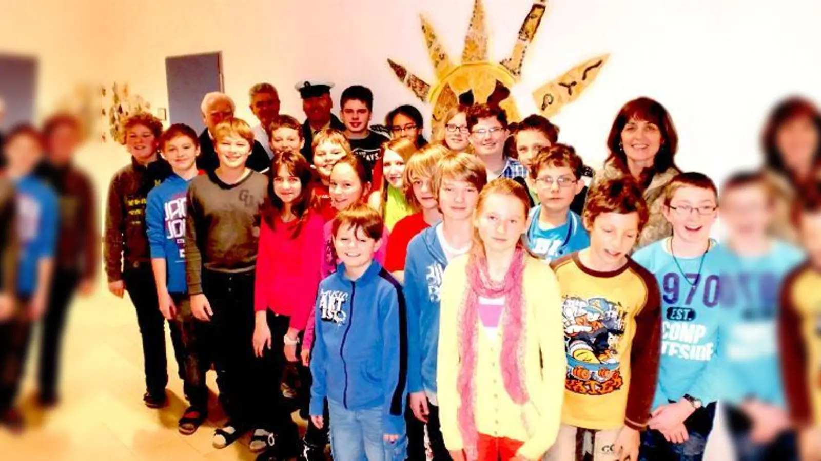 Die Klassenlehrerin mit ihren Schülerlotsen und Vertretern der Kreisverkehrswacht.	 (Foto: privat)