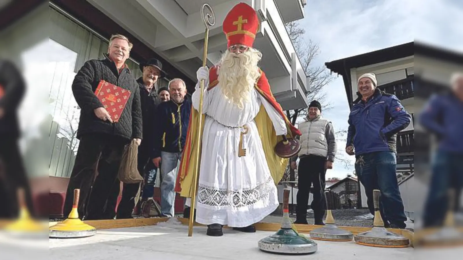 Während sich der heilige Nikolaus beim »Advent vor dem Grünwalder Rathaus« auf Einladung der Freunde Grünwalds mit dem Eisstock versucht, hält ihm Bürgermeister Jan Neusiedl das Goldene Buch.	 (Foto: Schunk)