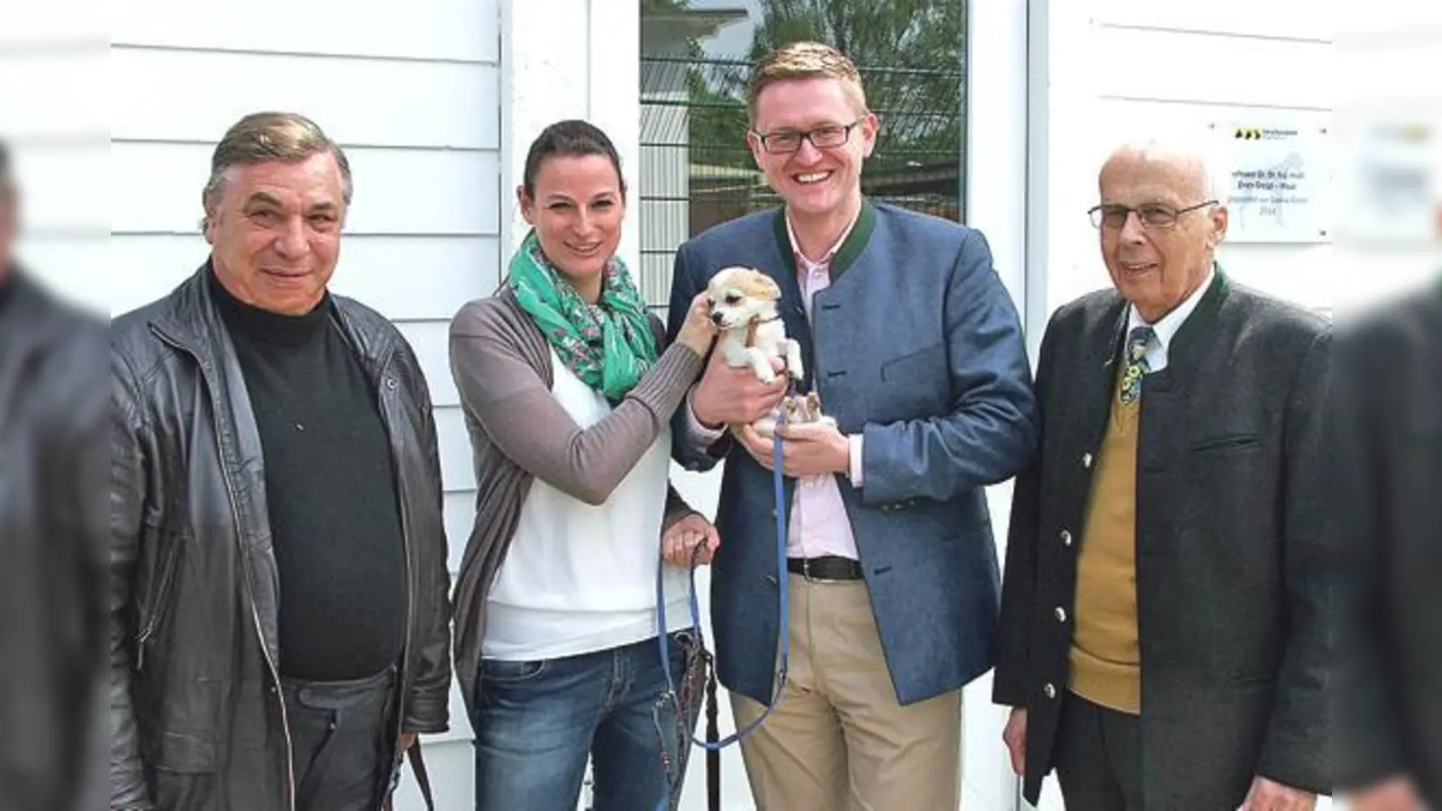 Beim Rundgang: Karl-Heinz Joachim, Dr. Sandra Giltner und Dr. Wolfgang Stefinger mit Tierheimbewohner Simmler und Richard Fuchs, 1. stellv. Vorstand des Tierschutzvereins München.	 (Foto: privat)