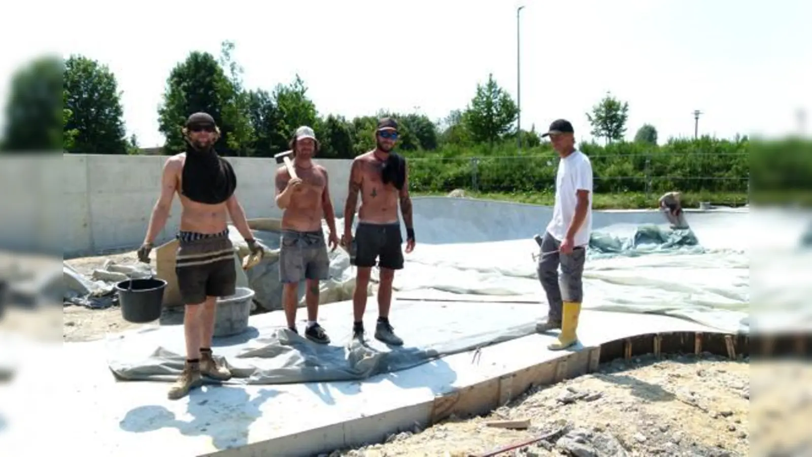 Das Team von »minus-ramps«, das in zwei Monaten den Skatepark Hallbergmoos gebaut hat. Alle sind selber Skateboarder, testen ihre Anlagen intensiv  und sind die einzigen, die die Bowls frei mit Nass-Spritz-Beton modellieren.	 (Foto: bb)