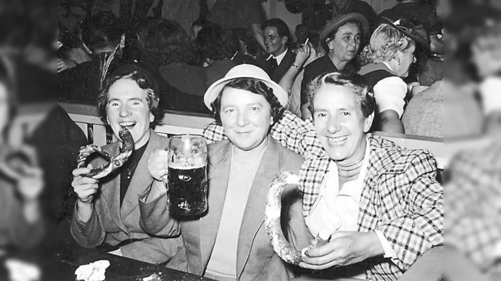 Erika Mann und Liesl Karlstadt (re. u. Mi.) auf dem Oktoberfest von 1958.   (Foto: Monacensia.Literaturarchiv)