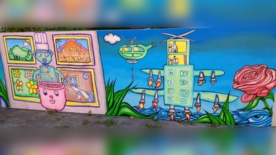 An den Außenmaurern der Gethsemanekirche ist in einer Gemeinschaftsarbeit mit Kindern und Jugendlichen sowie Martin Blumöhr ein Wandbild entstanden. Der Titel des Kunstprojekts lautet „Liberi Temporis”.  (Foto: Honig)
