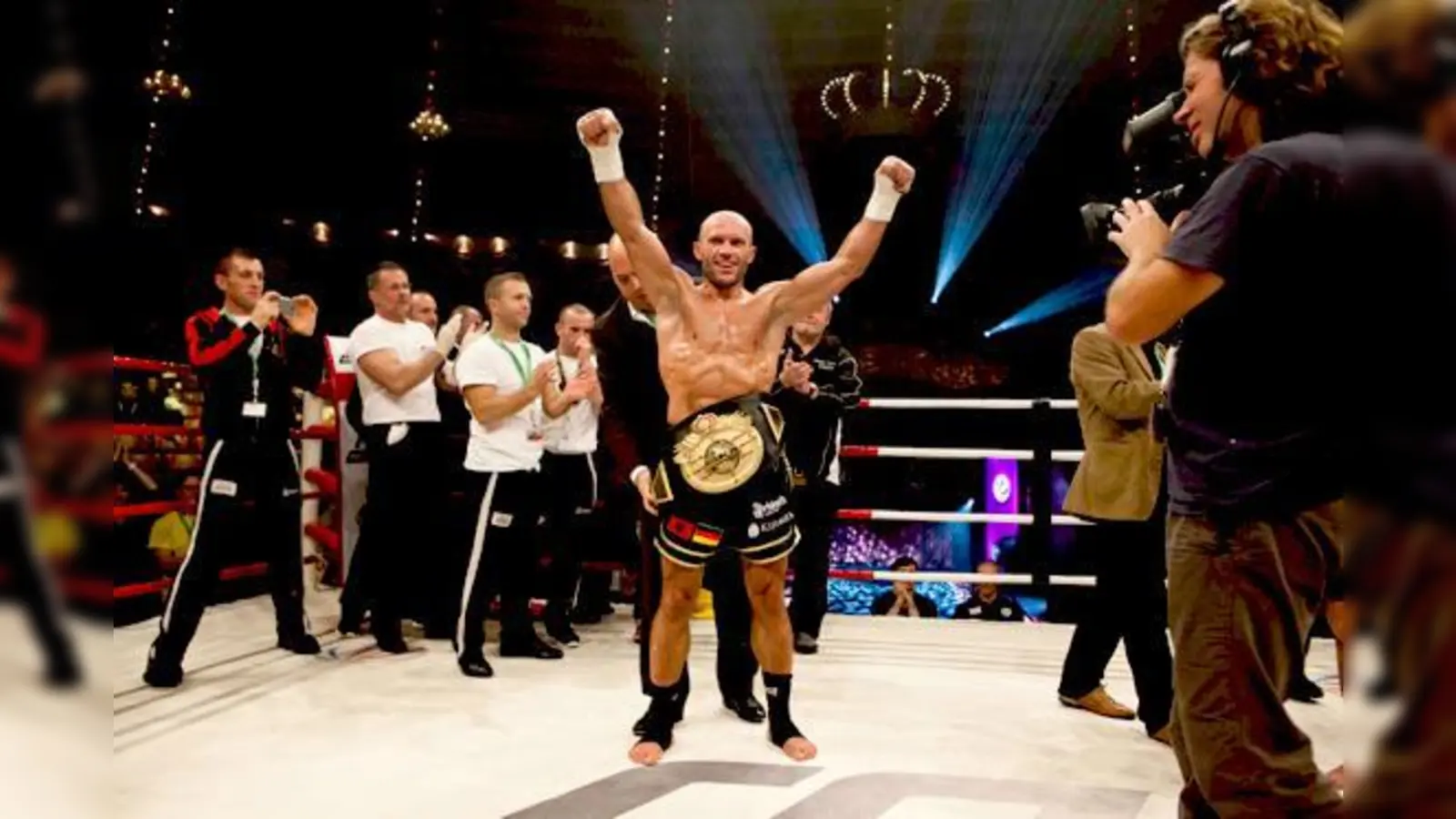 Frischgebackener Weltmeister im Schwergewicht: Jonny Keta beim WM-Kampf am 19. November 2011 im Circus Krone.  (Foto: Bene Müller)