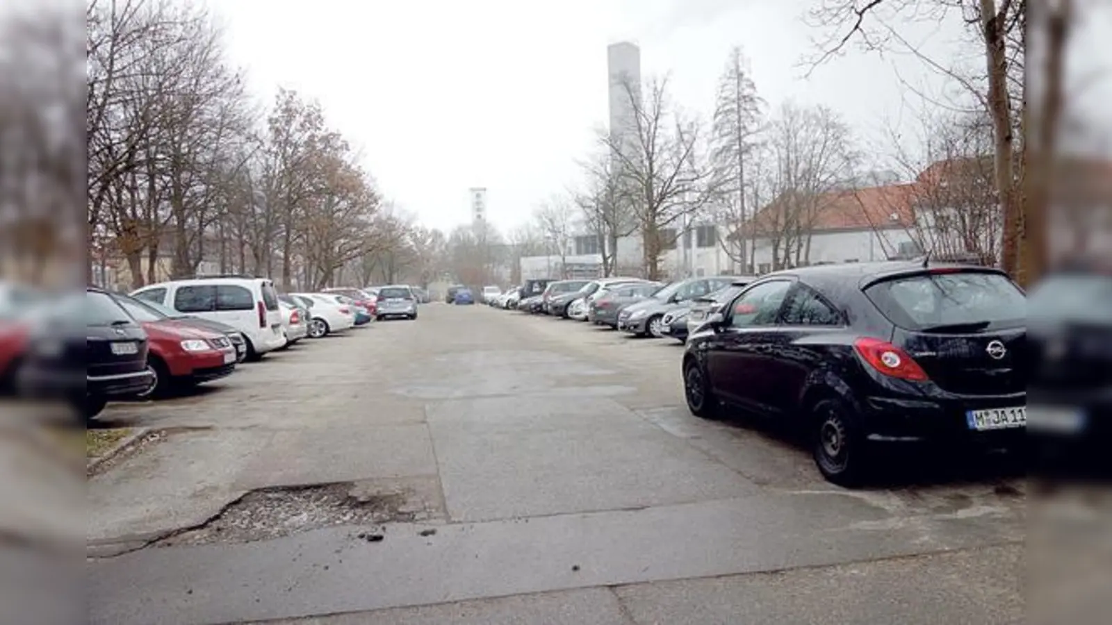 Stets voll besetzt präsentiert sich der Parkplatz vor dem Krankenhaus in Harlaching, der Parkdruck wächst.	 (Foto: hw)