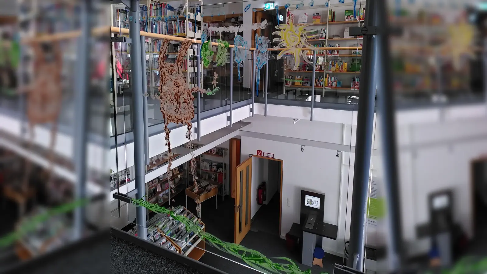 Auf den Glasscheiben wurde die Osterhasen-Geschichte nacherzählt und weiterentwickelt. (Foto: Stadtbücherei)