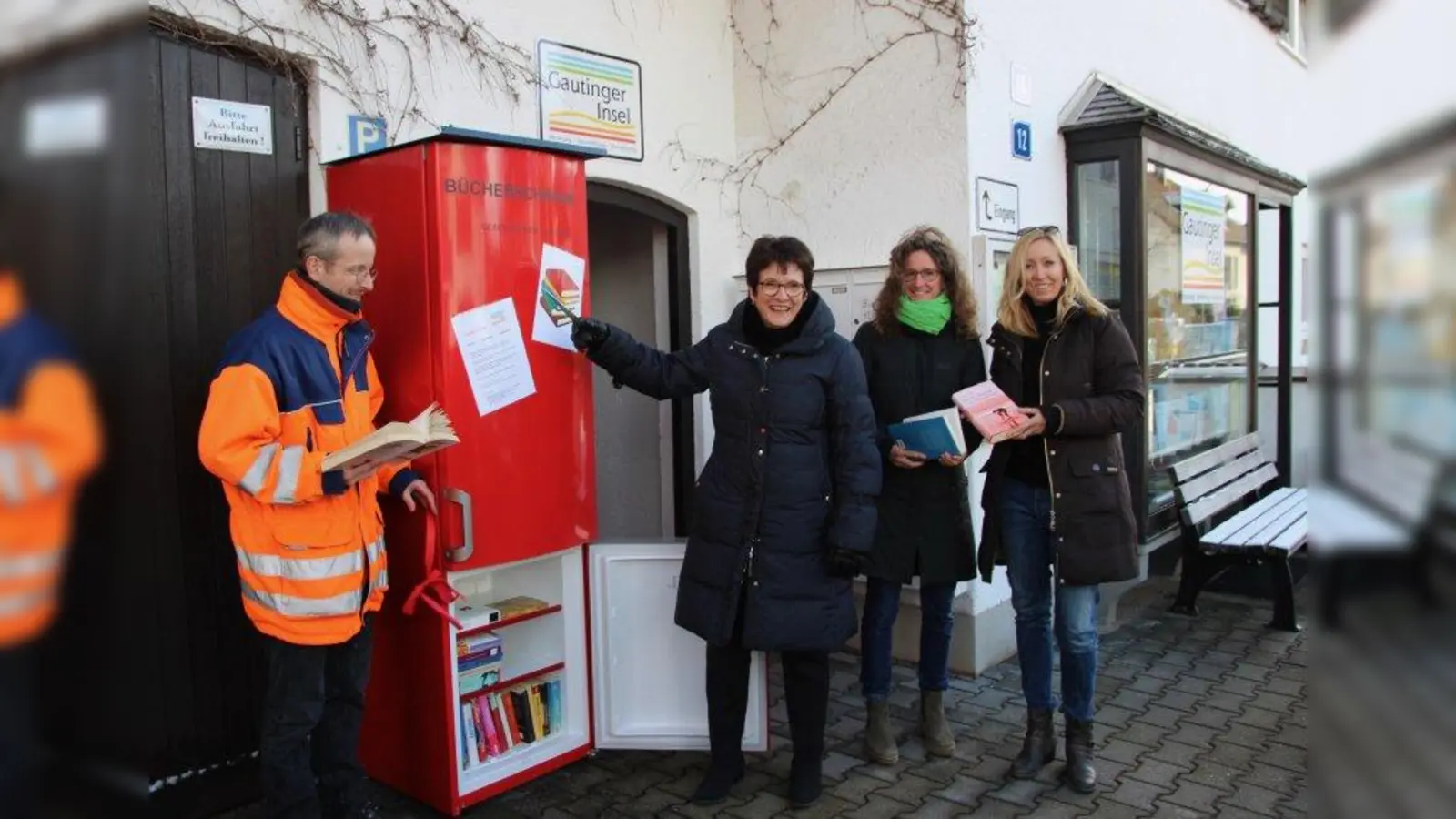 Der zweite Bücherkühlschrank ist da! Bauhofmitarbeiter Johannes Roth, Bürgermeisterin Brigitte Kössinger, Martina Ottmar von der Gautinger Insel und Büchereileiterin Doreen Kleiner (v.l.) stellten den Bücherschrank an seinem Standort, der Gautigner Insel, vor. (Foto: us)
