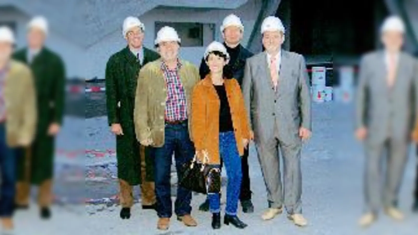 Begeistert vom neuen Stadion: v.l. RA M. Ostwald, stellv. Vorsitzender Stadtverband FDP München; W. Welte, Wochenanzeiger; P. Mross, Moosacher Aktionsgemeinschaft; R. Schaurich, 1. Vors. BDS Bezirksverband Mü.,W. Hohler, Wochenanzeiger.	 (Foto: E. Maier)