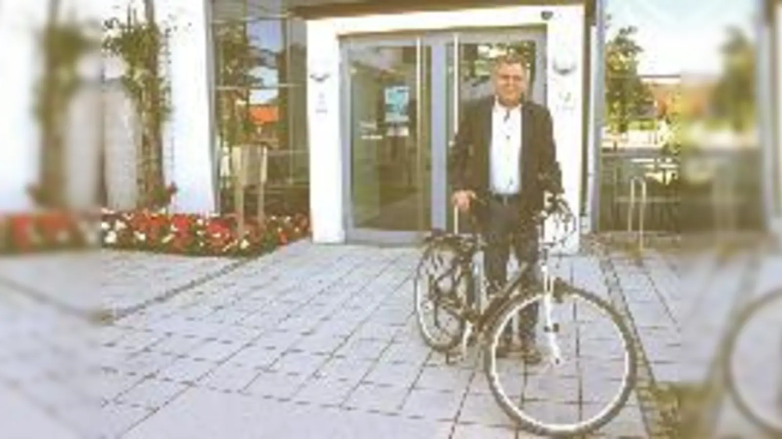 Bürgermeister Edwin Klostermeier (Putzbrunn) will mit gutem Beispiel voran gehen und auch öfter mit dem Fahrrad fahren. 	 (Foto: hw)