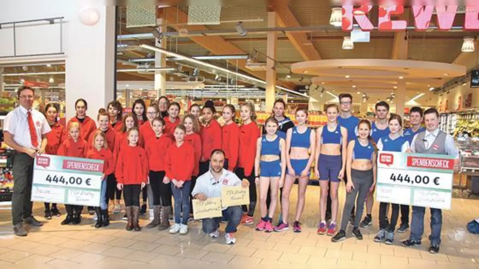 Ein Herz für den Sportlernachwuchs: Rewe am Rennweg spendet je 444 Euro an zwei Abteilungen des TSV Erding. 	 (Foto: VA)