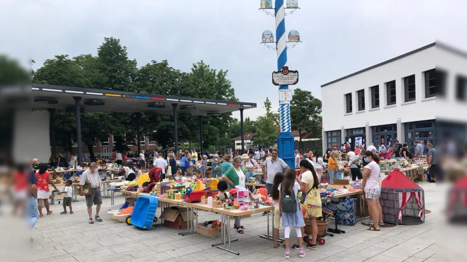 Interessantes und Nützliches lässt sich beim Flohmarkt finden.  (F.: Luzia Sonnenkinder )